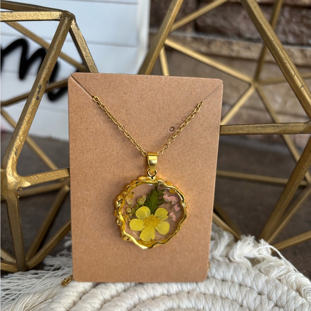 Natural flowers vintage pendant and gold chain